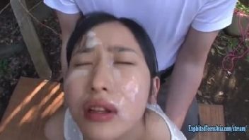 Japonesinha mamando e tomando gozada em sua cara de várias pirocas em conjunto