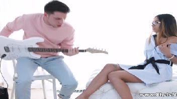 Professor de guitarra metendo no cu de sua aluna safadinha